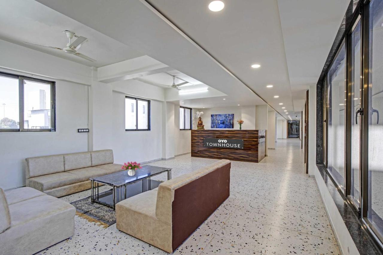 Collection O Infini Palace Surat Exterior foto