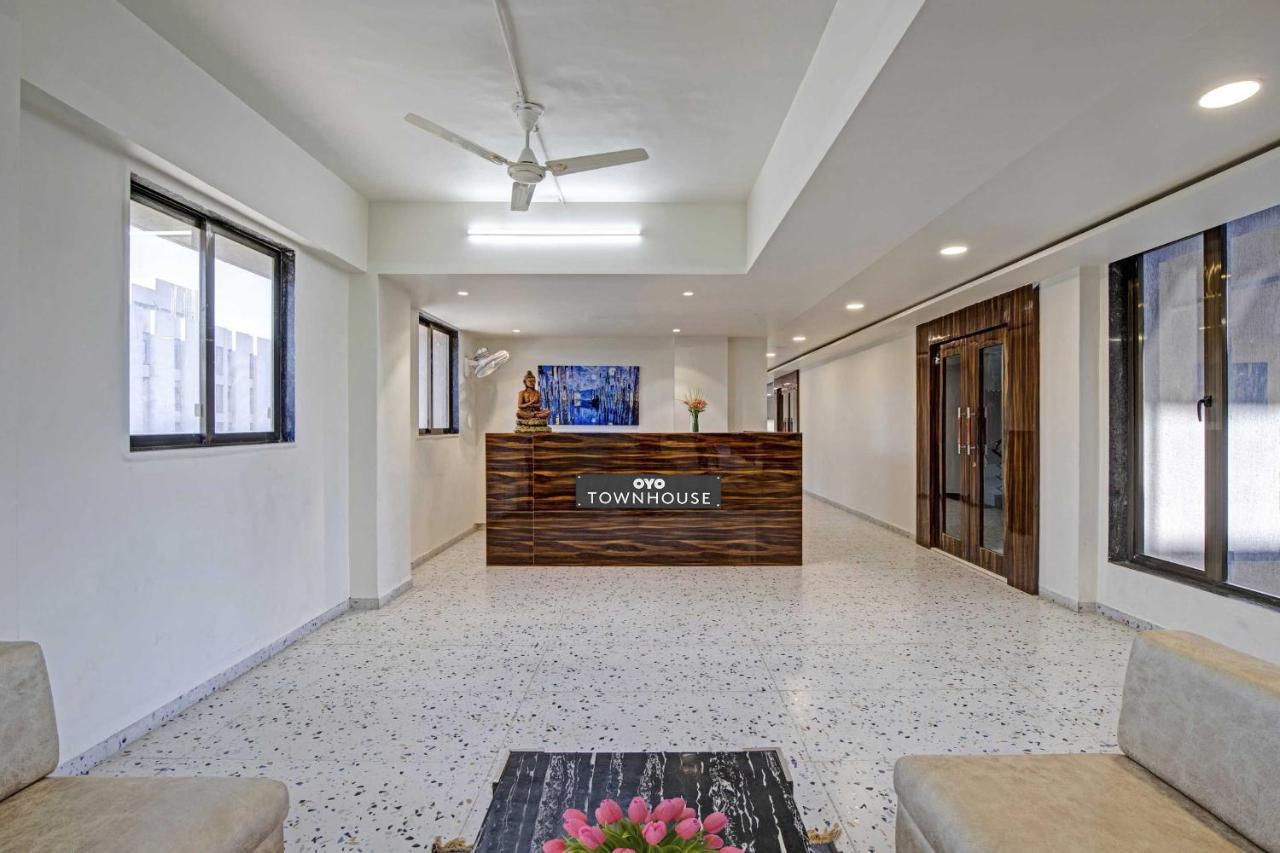 Collection O Infini Palace Surat Exterior foto
